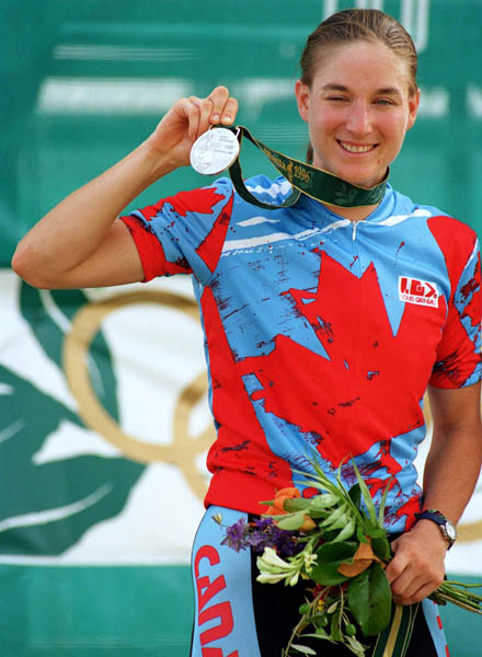 Alison Sydor du Canada clbre aprs avoir remport une mdaille d'argent en vlo tout terrain aux Jeux olympiques d'Atlanta de 1996. (Photo PC/AOC)