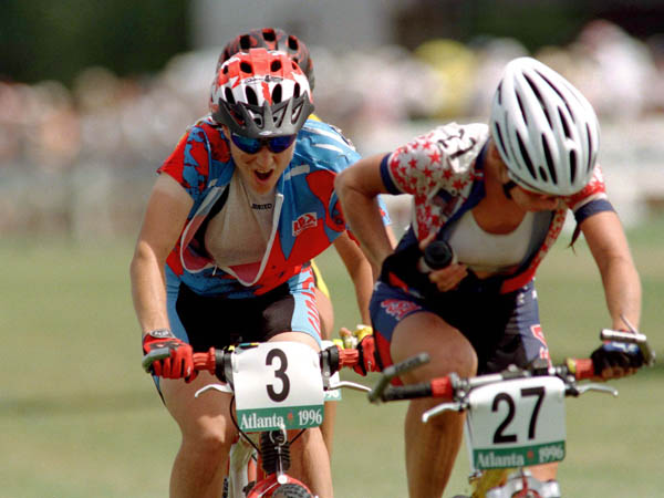 Alison Sydor ( gauche) du Canada participe  l'preuve de vlo tout terrain aux Jeux olympiques d'Atlanta de 1996. (Photo PC/AOC)