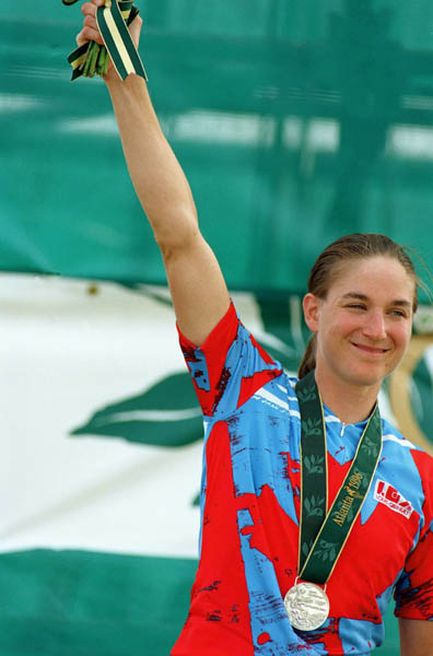 Alison Sydor du Canada clbre aprs avoir remport une mdaille d'argent  en vlo tout terrain aux Jeux olympiques d'Atlanta de 1996. (Photo PC/AOC)