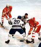 Paul Maclean (17) du Canada participe  un match de hockey contre l'quipe de la Pologne aux Jeux olympiques d'hiver de Lake Placid de 1980. (Photo PC/AOC)