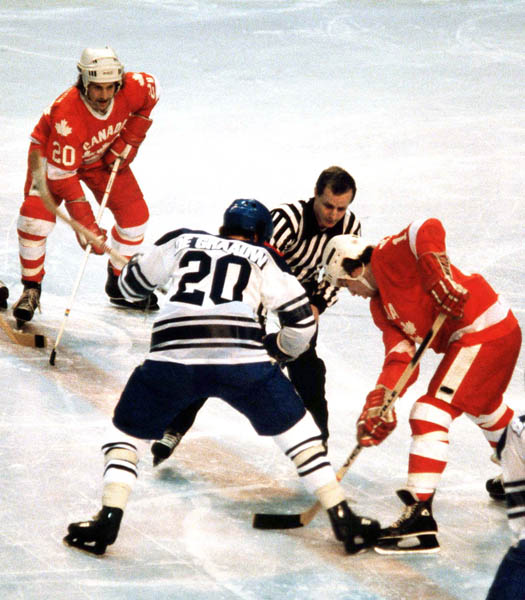 Dave Hindmarch ( gauche) et Paul MacLean du Canada participent  un match de hockey contre l'quipe des Pays-Bas aux Jeux olympiques d'hiver de Lake Placid de 1980. (Photo PC/AOC)