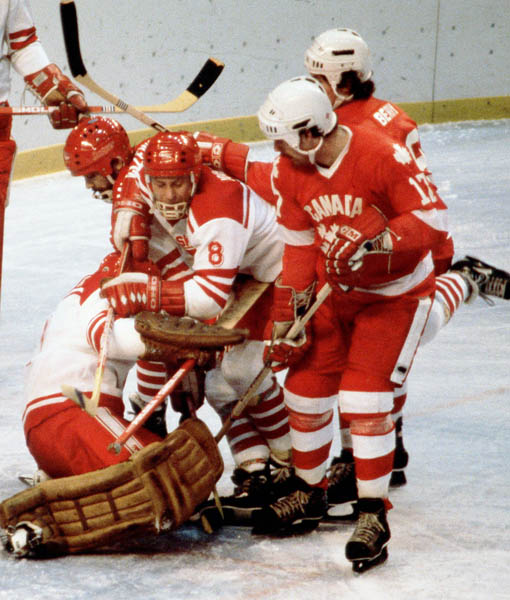 Paul Maclean (17) du Canada participe  un match de hockey contre l'quipe de la Pologne aux Jeux olympiques d'hiver de Lake Placid de 1980. (Photo PC/AOC)