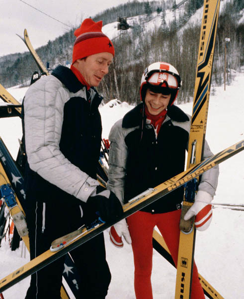 Steve Collins du Canada ( droite) participe  une preuve de saut  ski aux Jeux olympiques d'hiver de Lake Placid de 1980. (Photo PC/AOC)
