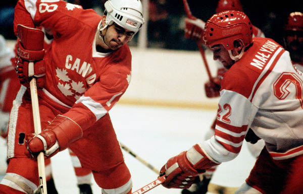 Dan D'Avise du Canada ( gauche) lutte pour le contrle de la rondelle face  Andrzej Malysiak de la Pologne, lors d'un match aux Jeux olympiques d'hiver de Lake Placid de 1980. (Photo PC/AOC)