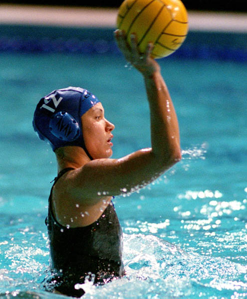 Waneek Horn-Miller du Canada participe  un match prliminaire de waterpolo aux Jeux olympiques de Sydney de 2000. (Photo PC/AOC)