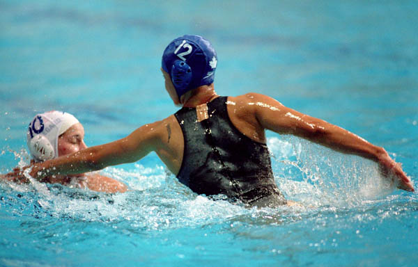 Waneek Horn-Miller ( droite) du Canada participe  un match prliminaire de waterpolo aux Jeux olympiques de Sydney de 2000. (Photo PC/AOC)