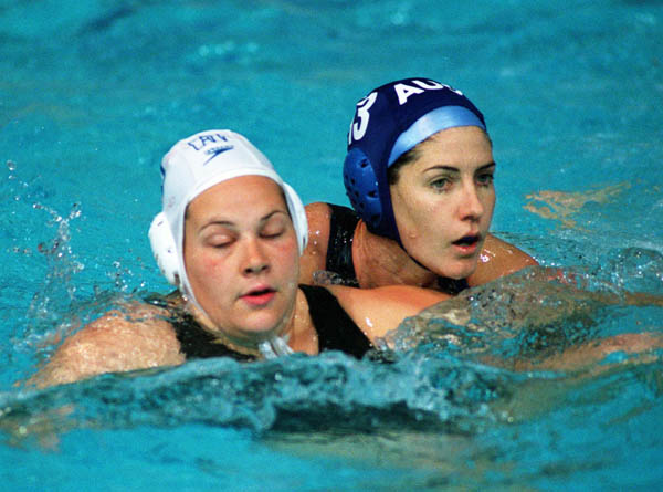 Sue Gardiner du Canada ( gauche) en action lors du match prliminaire de waterpolo aux Jeux olympiques de Sydney de 2000. (Photo PC/AOC)