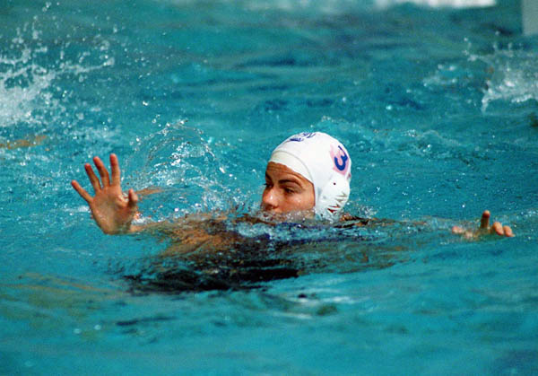 Sandra Lize du Canada participe  un match prliminaire de waterpolo aux Jeux olympiques de Sydney 2000. (PC Photo(AOC)