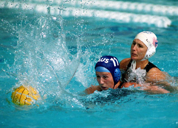 Ann Dow du Canada ( droite) participe  un match prliminaire de waterpolo aux Jeux olympiques de Sydney de 2000. (Photo PC/AOC)