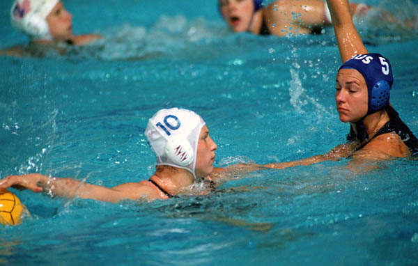 Jana Salat du Canada ( gauche) participe  un match prliminaire de waterpolo aux Jeux olympiques de Sydney 2000. (PC Photo(AOC)
