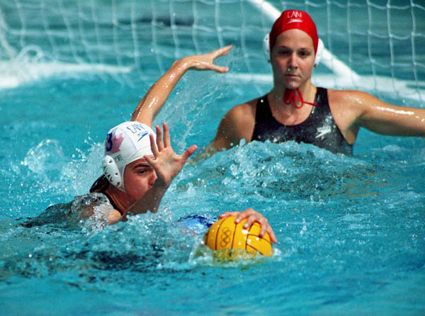 Sandra Lize du Canada ( gauche) participe  un match prliminaire de waterpolo aux Jeux olympiques de Sydney de 2000. (Photo PC/AOC)