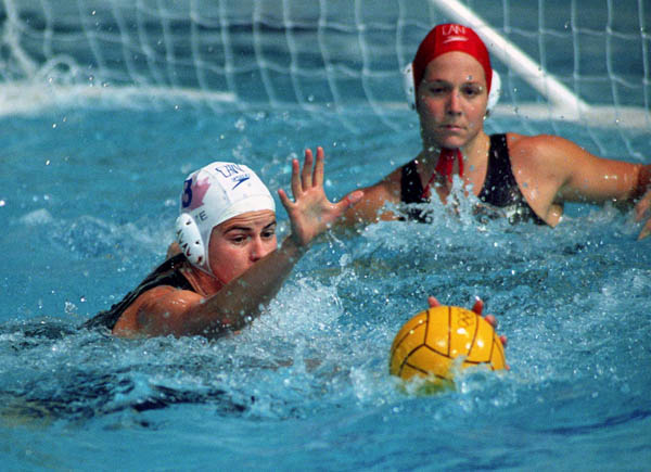 Sandra Lize du Canada ( gauche) participe  un match prliminaire de waterpolo aux Jeux olympiques de Sydney de 2000. (Photo PC/AOC)