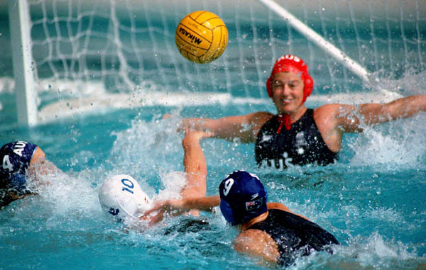 Jana Salat (10) du Canada participe  un match prliminaire de waterpolo aux Jeux olympiques de Sydney de 2000. (Photo PC/AOC)