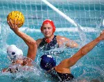 Melissa Collins du Canada ( droite) participe  un match prliminaire de waterpolo aux Jeux olympiques de Sydney de 2000. (Photo PC/AOC)