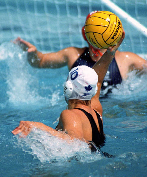 Jana Salat (10) du Canada participe  un match prliminaire de waterpolo aux Jeux olympiques de Sydney de 2000. (Photo PC/AOC)
