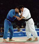 Nicolas Gill du Canada ( gauche) participe  une preuve de judo aux Jeux olympiques de Sydney de 2000. (Photo PC/AOC)