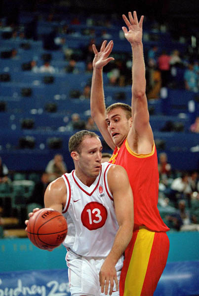Canada's Pete Guarasci (13) plays basketball against Spain at the 2000 Sydney Olympic Games. (CP Photo/ COA)