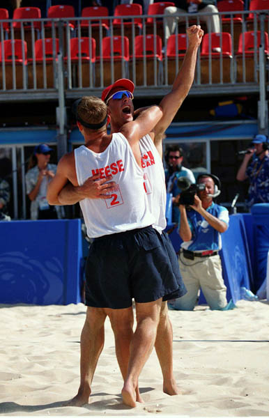 Mark Heese ( gauche) et John Child du Canada participent  un match de volleyball de plage aux Jeux olympiques de Sydney de 2000. (Photo PC/AOC)