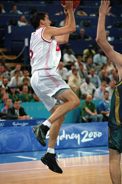 Canada's Andrew Mavis jumps for a shot during basketball action at the 2000 Sydney Olympic Games. (CP Photo/ COA)