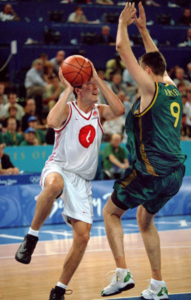 Canada's Andrew Mavis (left) lines-up for a shot during basketball action at the 2000 Sydney Olympic Games. (CP Photo/ COA)