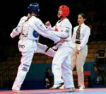 Dominique Bosshart du Canada ( gauche) assiste par son entraneur Joo Won Kang participe  une preuve de taekwondo aux Jeux olympiques de Sydney 2000. (PC-Photo/AOC)