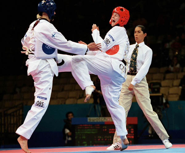 Dominique Bosshart du Canada ( droite) participe  une preuve de taekwondo aux Jeux olympiques de Sydney de 2000. (Photo PC/AOC)