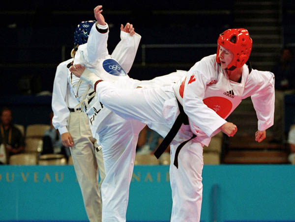 Dominique Bosshart du Canada ( droite) participe  une preuve de taekwondo aux Jeux olympiques de Sydney 2000. (PC-Photo/AOC)