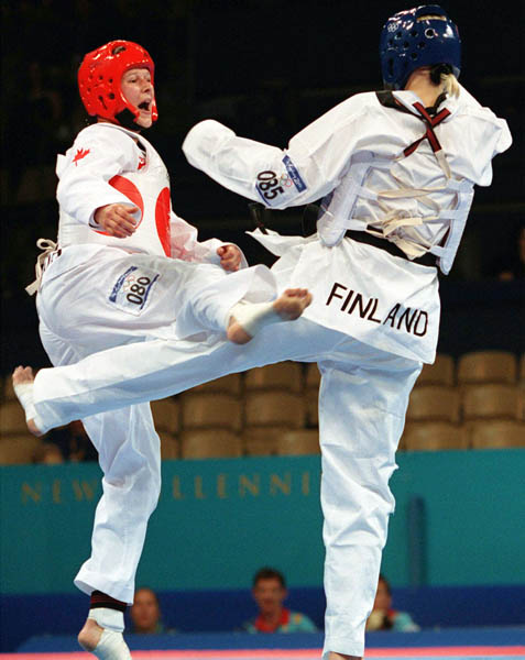 Dominique Bosshart du Canada ( gauche) participe  une preuve de taekwondo aux Jeux olympiques de Sydney de 2000. (Photo PC/AOC)