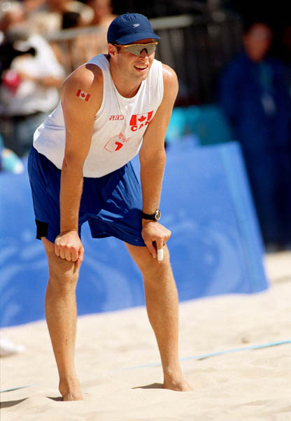 Jody Holden du Canada participe  un tournoi de volleyball de plage aux Jeux olympiques de Sydney de 2000. (Photo PC/AOC)