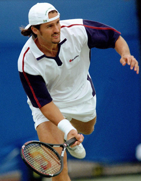 Sbastien Lareau du Canada participe  un match de tennis en double aux Jeux olympiques de Sydney 2000. (Photo PC/AOC)
