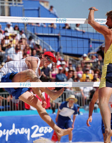Conrad Leinemann ( gauche) du Canada participe  un tournoi de volleyball de plage aux Jeux olympiques de Sydney de 2000. (Photo PC/AOC)