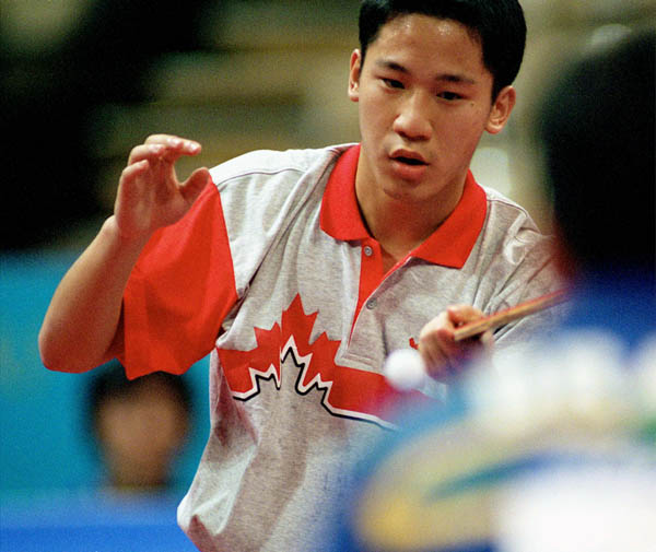 Kurt Lui  du Canada participe  une preuve de tennis de table  aux Jeux olympiques de Sydney de 2000. (Photo PC/AOC)