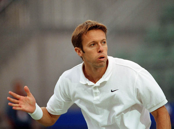 Daniel Nestor du Canada participe  un match de tennis en double aux Jeux olympiques de Sydney de 2000. (Photo PC/AOC)