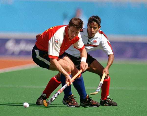 Canada's Ken Pereira (right) plays field hockey at the 2000 Sydney Olympic Games. (CP Photo/ COA)