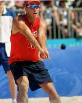 John Child du Canada participe  un tournoi de volleyball de plage aux Jeux olympiques de Sydney de 2000. (Photo PC/AOC)
