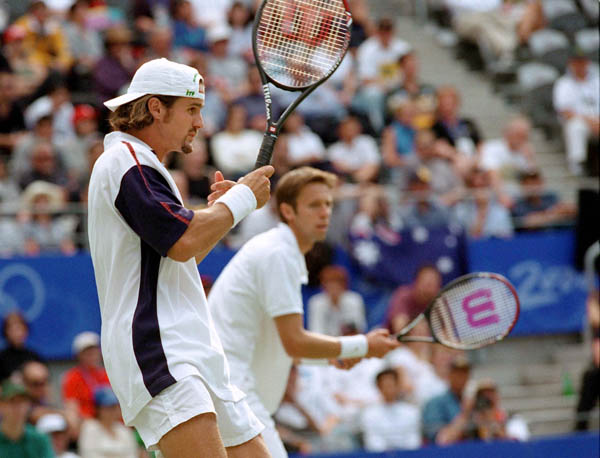Sbastien Lareau ( gauche) et Daniel Nestor du Canada participent  un match de tennis en double aux Jeux olympiques de Sydney de 2000. (Photo PC/AOC)