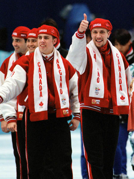 Lquipe masculine de relais du Canada clbre sa mdaille d'or remporte en patinage de vitesse courte piste aux Jeux olympiques d'hiver de Nagano de 1998. (Photo PC/AOC) 