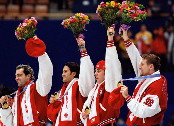 L'quipe masculine de relais du Canada clbre sa mdaille d'or remporte en patinage de vitesse courte piste aux Jeux olympiques d'hiver de Nagano de 1998. (Photo PC/AOC)