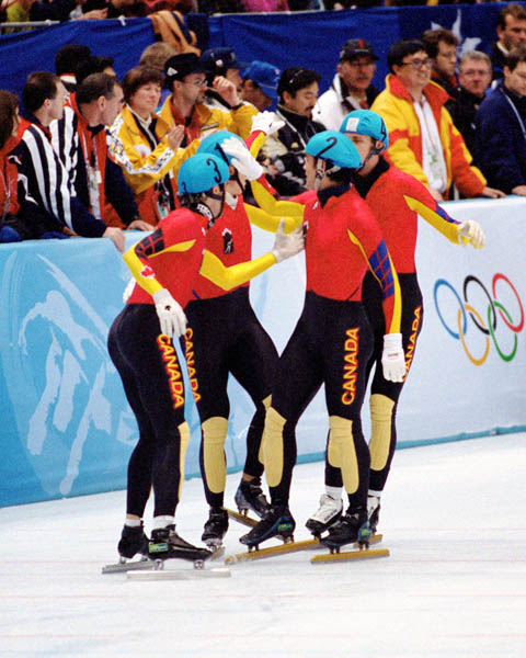 L'quipe masculine de relais du Canada clbre sa mdaille d'or remporte en patinage de vitesse courte piste aux Jeux olympiques d'hiver de Nagano de 1998. (Photo PC/AOC)
