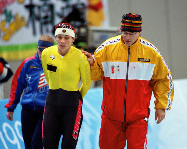 Canada's Susan Auch and coach Derek Auch exchange words at the 1998 Nagano Winter Olympics. (CP PHOTO/COA)
