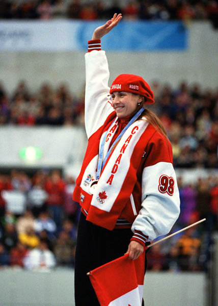 Canada's Susan Auch (right) celebrates after winning the gold medal in the women's long track speed skating event at the 1998 Nagano Winter Olympics. (CP PHOTO/COA)