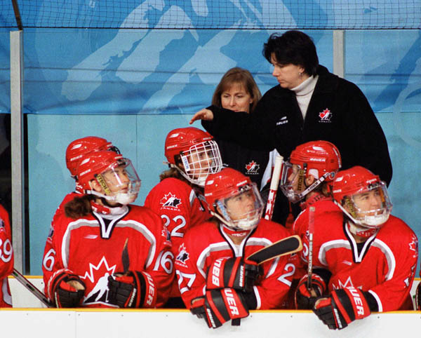 L'entraneure de L'quipe fminine de hockey du Canada Danielle Sauvageau donne des directives lors d'un match aux Jeux olympiques d'hiver de Nagano de 1998. (Photo PC/AOC)