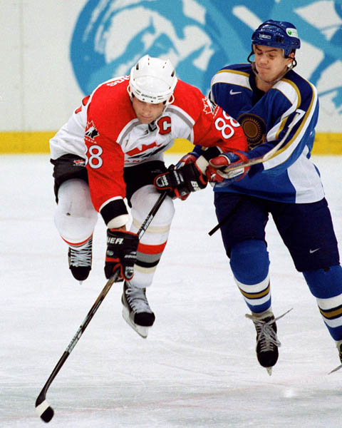 Canada's Eric Lindros (88) participates in hockey action against Kazakstan at the 1998 Winter Olympics in Nagano. (CP Photo/COA/ F. Scott Grant )