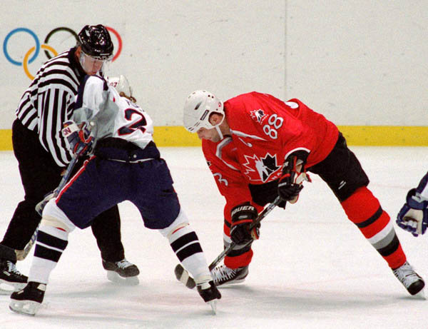 Canada's Eric Lindros (88) participates in hockey action against the United States at the 1998 Winter Olympics in Nagano. (CP Photo/COA/ F. Scott Grant )