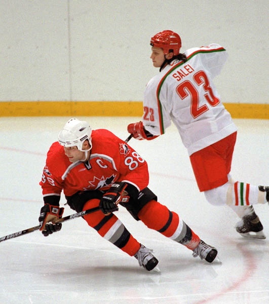 Canada's Eric Lindros (88) competes in hockey action at the 1998 Winter Olympics in Nagano. (CP Photo/COA/ F. Scott Grant )