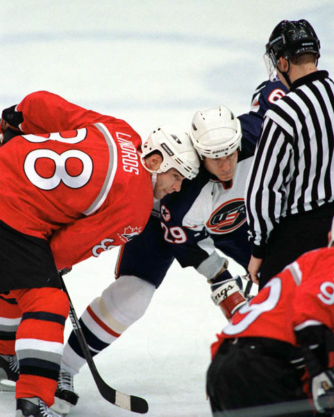 Canada's Eric Lindros (88) competes in hockey action against the United States at the 1998 Winter Olympics in Nagano. (CP Photo/COA/ F. Scott Grant )