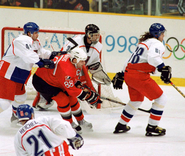 Canada's Eric Lindros (88) competes in hockey action against the Czech Republic at the 1998 Winter Olympics in Nagano. (CP Photo/COA/ F. Scott Grant )
