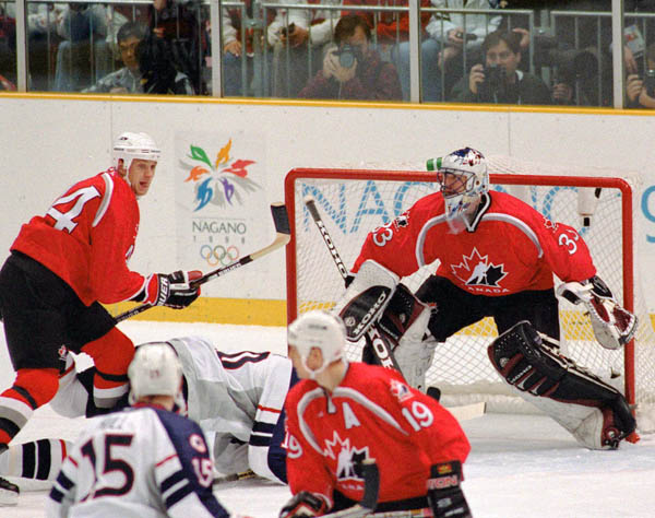 Brendan Shanahan (14), Patrick Roy (gardien) et Steve Yzerman (19) du Canada participent  un match de hockey contre l'quipe des tats-Unis aux Jeux olympiques d'hiver de Nagano de 1998. (Photo PC/AOC)