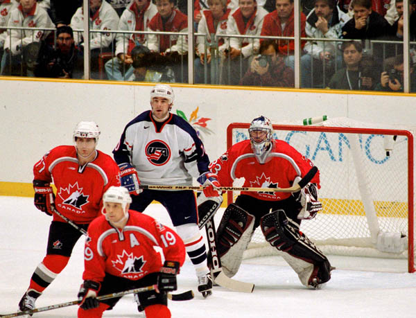 Raymond Bourque (77), Steve Yzerman (19) et Patrick Roy (gardien) du Canada participent  un match de hockey contre l'quipe des tats-Unis aux Jeux olympiques d'hiver de Nagano de 1998. (Photo PC/AOC)