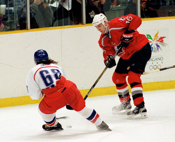 Canada's Trevor Linden competes in hockey action against Jaromir Jagr of the Czech Republic at the 1998 Winter Olympics in Nagano. (CP Photo/COA/ F. Scott Grant )